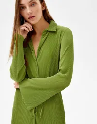 Plissiertes Minikleid mit langen Ärmeln und Gürtel